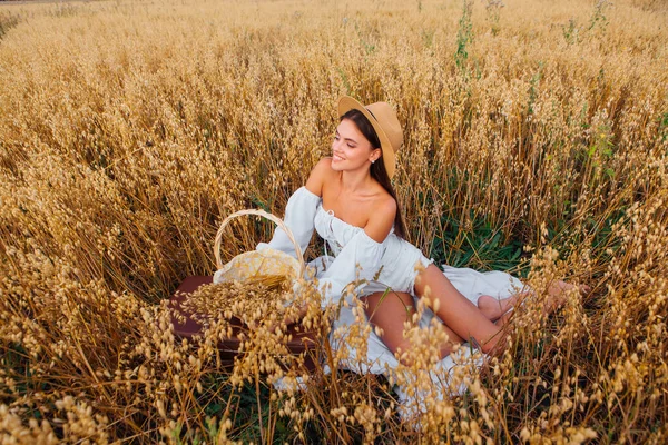 Escena Rural Campo Mujer Hermosa Joven Con Pelo Largo Vestido — Foto de Stock