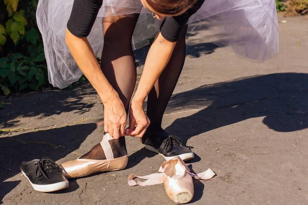 Ballerina Mette Punti Sui Suoi Piedi Piedi Asfalto All Aperto — Foto Stock