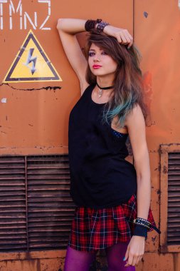 Siyah tişörtlü, renkli makyajlı güzel bir kız.