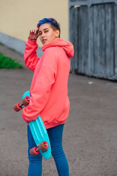 Stylová Mladá Žena Krátkými Barevnými Vlasy Drží Modrý Plastový Skateboard — Stock fotografie
