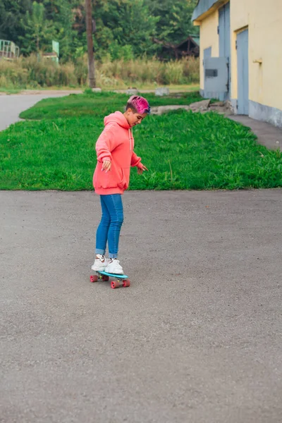 Стильна Молода Жінка Коротким Волоссям Верхи Синьому Пластиковому Скейтборді Молодіжна — стокове фото