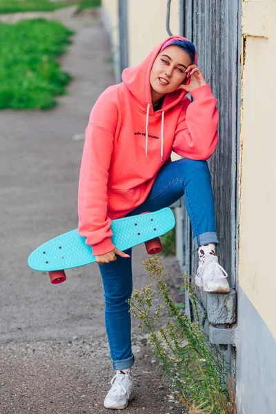 Stijlvolle Jonge Vrouw Met Kort Gekleurd Haar Met Blauw Plastic — Stockfoto