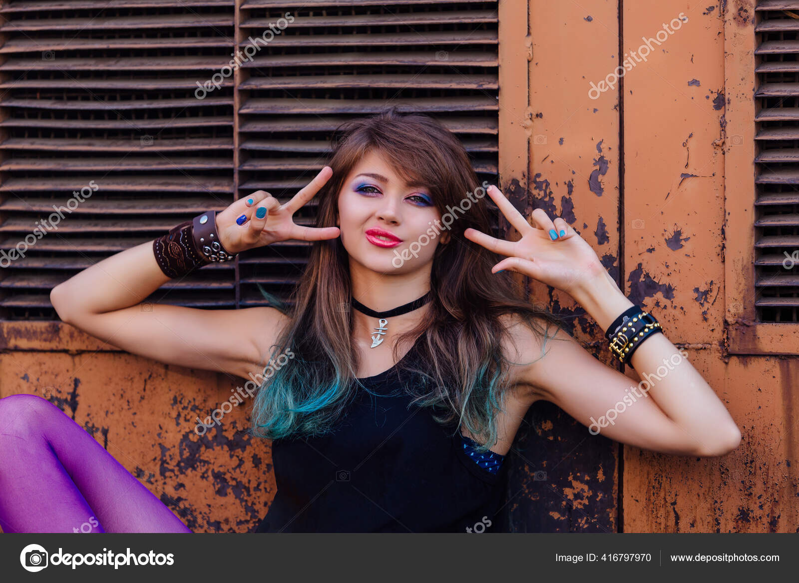 Retrato De Uma Mulher Bonita Em Uma Imagem De Rock Com Maquiagem