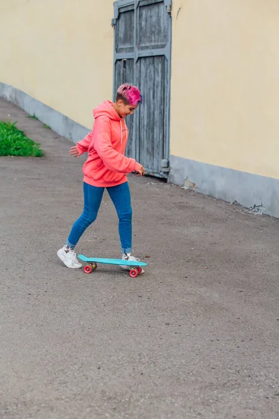 Snygg Ung Kvinna Med Kort Färgat Hår Ridning Blå Plast Stockbild