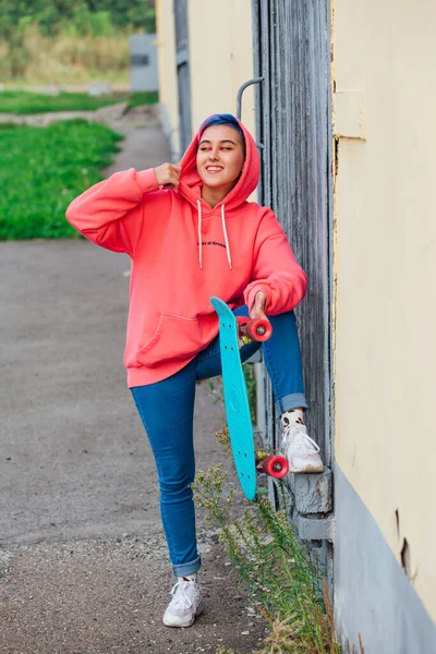 Mavi Plastik Kaykayı Elinde Tutan Kısa Saçlı Şık Bir Genç — Stok fotoğraf