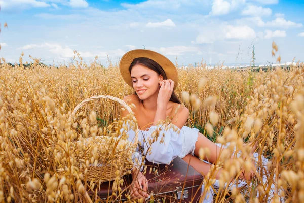 Ländliche Landschaft Junge Schöne Frau Mit Langen Haaren Weißer Bluse — Stockfoto