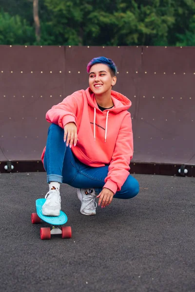 Jovem Elegante Com Cabelo Curto Colorido Sentado Com Seu Skate — Fotografia de Stock