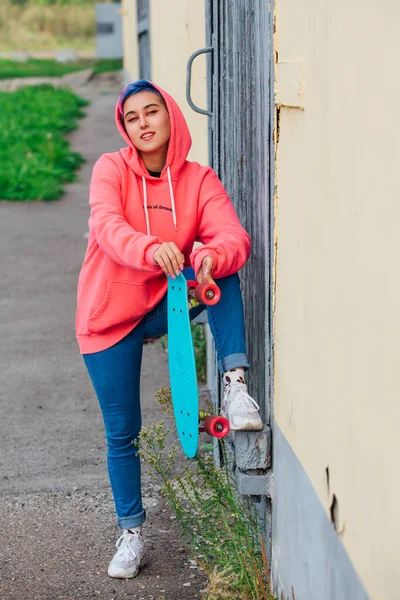 Jovem Elegante Com Cabelo Curto Colorido Segurando Skate Plástico Azul — Fotografia de Stock