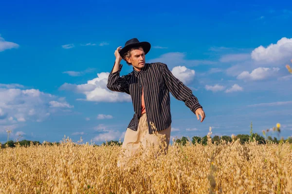 Rural Countryside Scene Alto Homem Bonito Vestido Com Uma Camisa — Fotografia de Stock