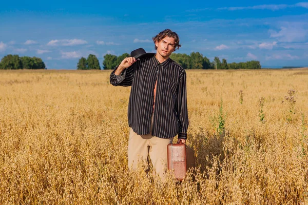 Landsbygdsscenen Lång Stilig Man Klädd Svart Skjorta Och Svart Hatt Stockbild