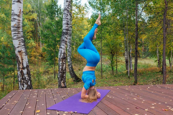 Young Caucasian Woman Doing Yoga Exercises Autumn Park Woman Doing — Stock Photo, Image