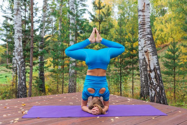 Junge Kaukasische Frau Macht Yoga Übungen Herbstpark Frau Macht Kopfstand — Stockfoto