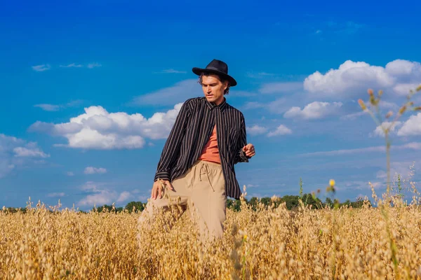 Сельская Местность Высокий Красивый Мужчина Одетый Черную Рубашку Черную Шляпу — стоковое фото