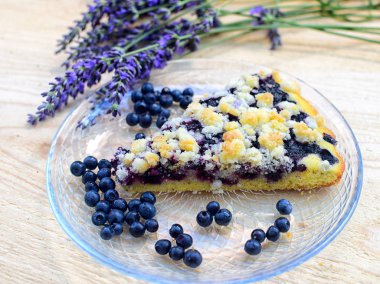 Masada taze çilek ile lezzetli tart. üst görünüm yatay