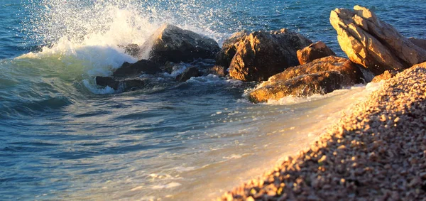 Pěkná podrobnost mořských vln na pobřeží. — Stock fotografie