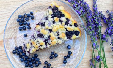 Masada taze çilek ile lezzetli tart. üst görünüm yatay