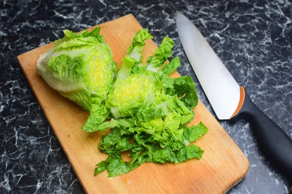 Λεπτομέρεια από φρέσκα φύλλα μαρουλιού. Χορτοφαγική προετοιμασία φαγητού. — Φωτογραφία Αρχείου