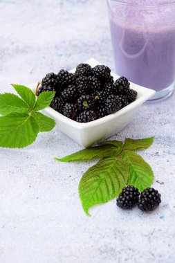 Gözlük kase taze çilek ile Lezzetli böğürtlen yüzlü.