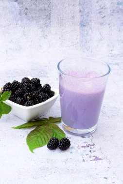 Gözlük kase taze çilek ile Lezzetli böğürtlen yüzlü.