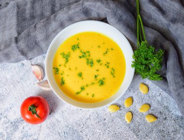 Vejetaryen sonbahar balkabağı kremalı çorba.