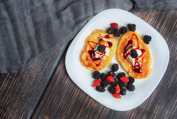 Pfannkuchen mit frischen Brombeeren und Himbeeren, von oben, horizontal — Stockfoto