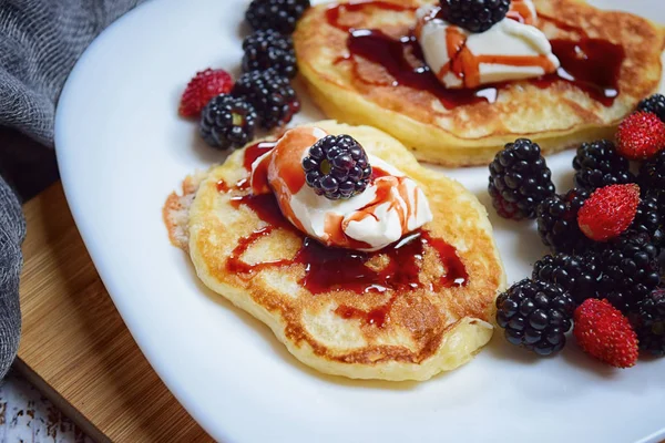 Pannkakor med färska björnbär och raspebär, toppvy, horisontell — Stockfoto