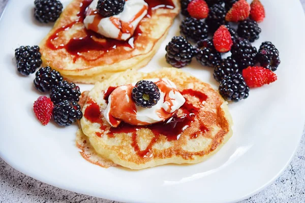 Pannkakor med färska björnbär och raspebär, toppvy, horisontell — Stockfoto