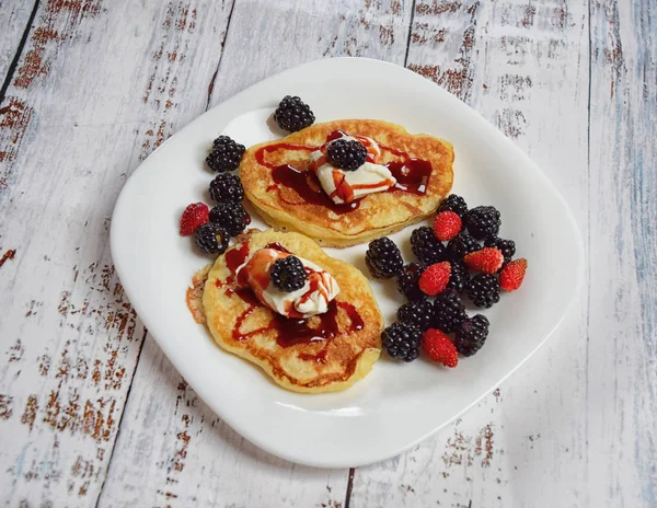 Pannkakor med färska björnbär och raspebär, toppvy, horisontell — Stockfoto