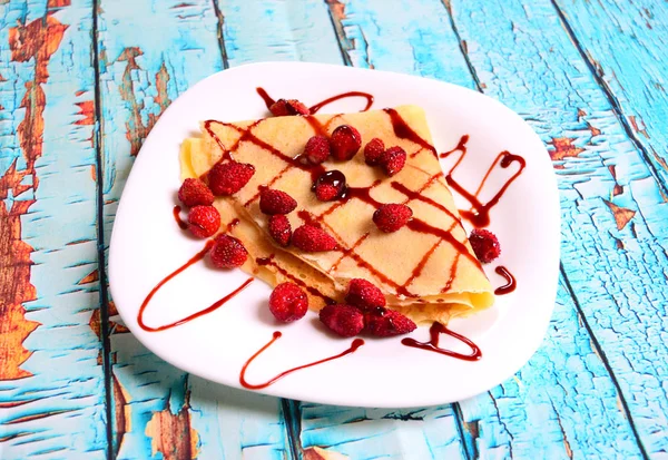 Frittelle con more fresche e lamponi, vista dall'alto, orizzontale — Foto Stock