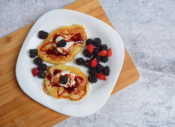 Tortitas con moras frescas y arándanos, vista superior, horizontal — Foto de Stock