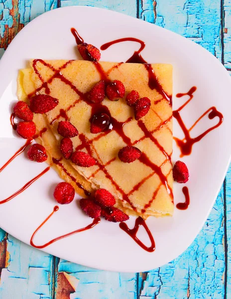 Pfannkuchen mit frischen Brombeeren und Himbeeren, von oben, horizontal — Stockfoto