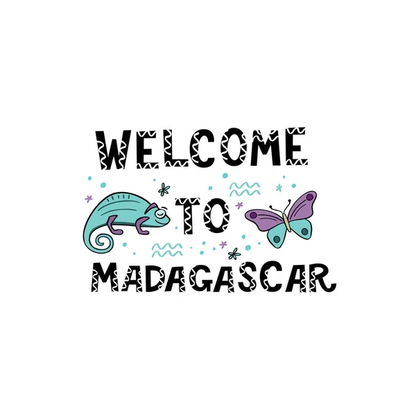 Welkom in Madagaskar. Handlettering frase met handdrawn kameleon en vlinder met design elementen. — Stockvector
