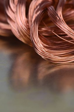 Portre üzerinde Metal bir yüzeye yansıması ile bakır tel