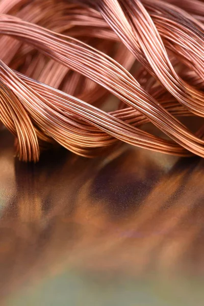 反射による金属表面の銅線のクローズ アップ — ストック写真