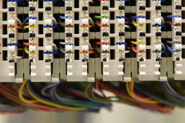 Kablolar, telekomünikasyon ana dağıtım çerçeveyle yakın çekim