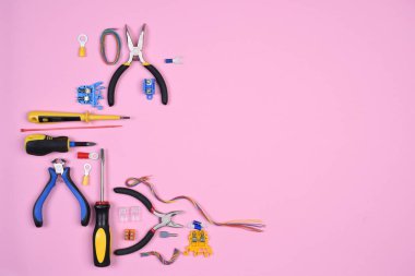 Pembe arka plan üstten görünüm üzerinde elektrik araçlar kümesi