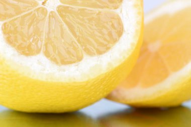 Kesip limon portre üzerinde metal masa