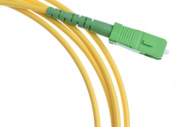 Fiber optik kablo beyaz arkaplanda izole edildi
