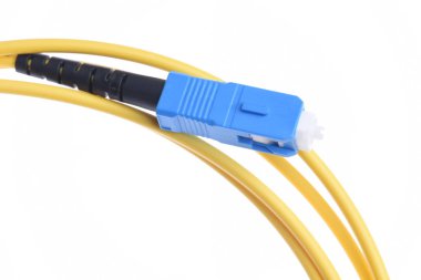 Fiber optik kablo beyaz arkaplanda izole edildi