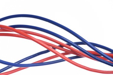 Elektrik kablosu beyaz arkaplanda izole edildi