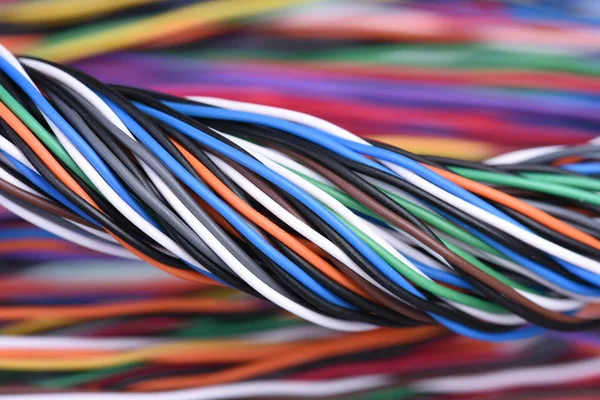 色とりどりの電気コンピューター ケーブル — ストック写真