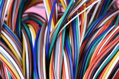 Çok renkli bilgisayar kablo demeti