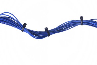 Paket elektrik kablosu kablo bağları ile tel izole üzerinde beyaz arka plan