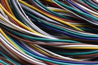 Renkli elektrik bağlantı kabloları ve telleri