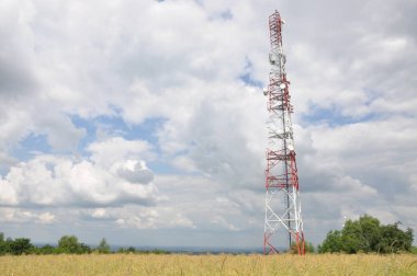 İletişim kulesi bir alan üzerinde