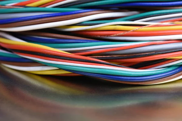 Kleurrijke Elektrische Kabels Het Metaaloppervlak — Stockfoto
