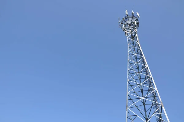 Torre Comunicação Com Fundo Azul Céu — Fotografia de Stock