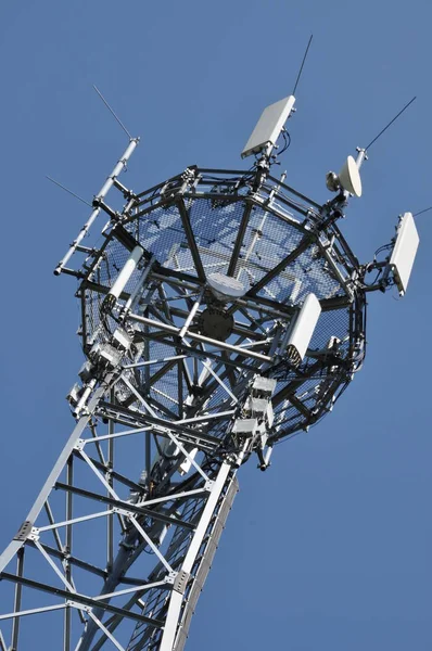 Parte Superior Del Mástil Telecomunicaciones Contra Cielo Azul —  Fotos de Stock