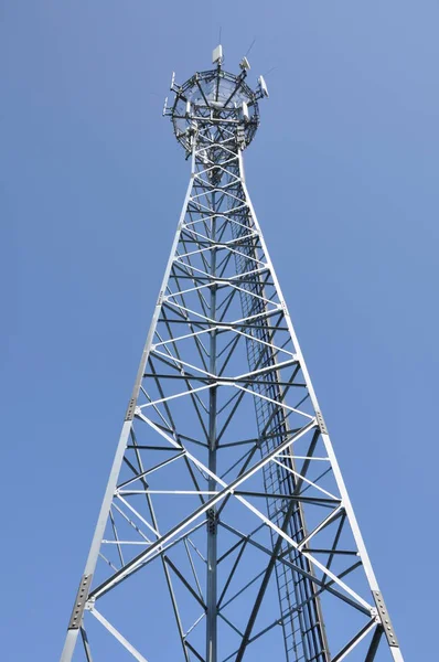 Torre Comunicação Com Fundo Azul Céu — Fotografia de Stock