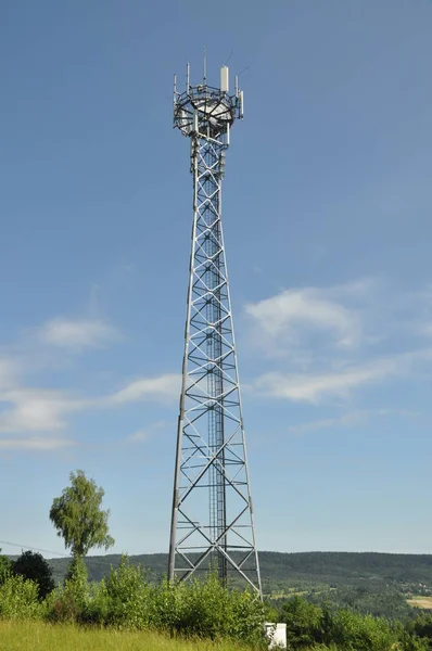 Torres Telecomunicações Uma Colina Verde — Fotografia de Stock